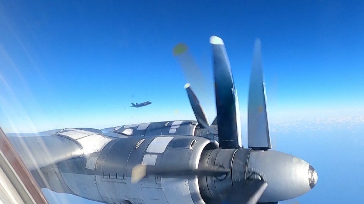 Japonské stíhačky vyprovodily jedenáct ruských a čínských letounů